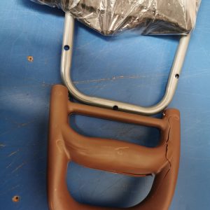 Troler pentru cumparaturi maro cu manerul de plastic crapat