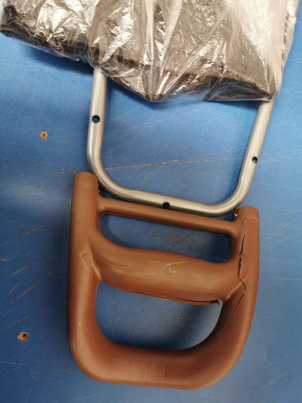Troler pentru cumparaturi maro cu manerul de plastic crapat